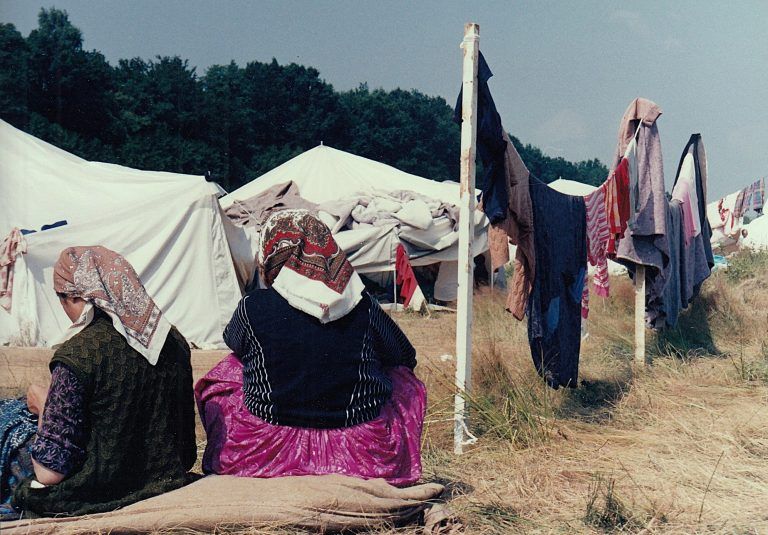 Diese Frauen aus Srebrenica haben es nach Tuzla geschafft. Von ihren Männern und Söhnen wissen sie nichts. HRJ