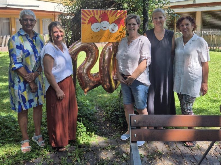 Barbara Bohle (ehemalige Geschäftsführung Kinderbetreuung Vorarlberg), Gerlinde Ehgarter & Evelyn-Susanna Gamper (Initiatorinnen ZwergenNest), Maggie Vestermo (ehemalige Bezirksleitung Kindernest Dornbirn), Karin Kolb (ehemalige Assistentin Kindernest Dornbirn).