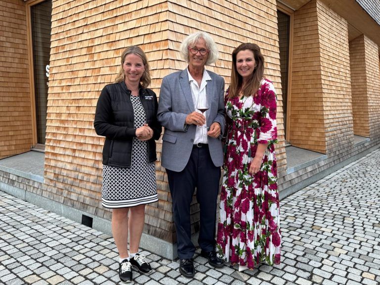 Die Landtagsabgeordneten Gerda Schnetzer-Sutterlüty und Karin Feurstein-Pichler mit Obmann Werner Gohm vom Dachverband Selbsthilfe Vorarlberg nach der Weinstein Golf Trophy im Posthus in Egg.