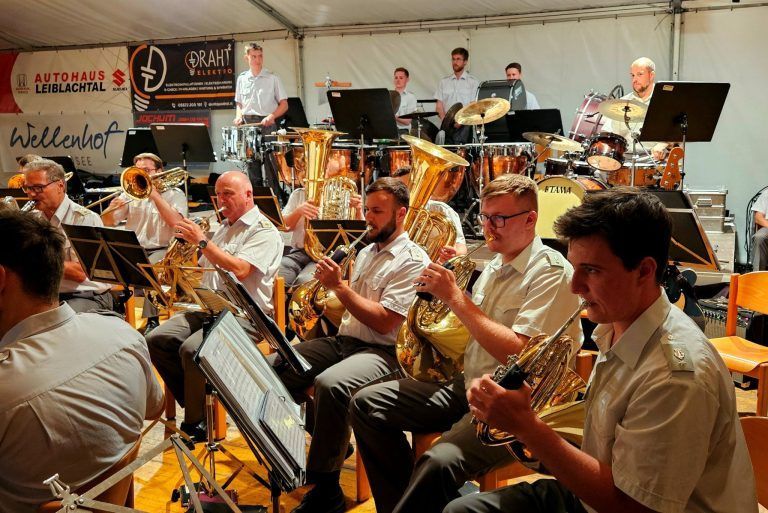 Großartige Stimmung beim „Sommerkonzert“ der Militärmusik Vorarlberg in Lochau: Blasmusik in hervorragender Qualität mit der Militärmusik Vorarlberg beim „Sommerkonzert 2025“ in der langjährigen Garnisonsgemeinde Lochau am Bodensee.