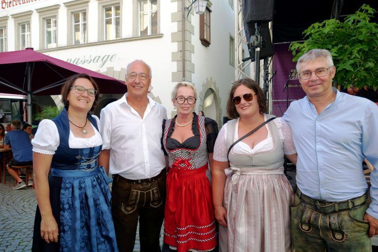 Große Gala für Wein und Blasmusik : Christiane Enzenhofer, Günter und Silvia Fröhle, Andrea und Christoph Zelzer.