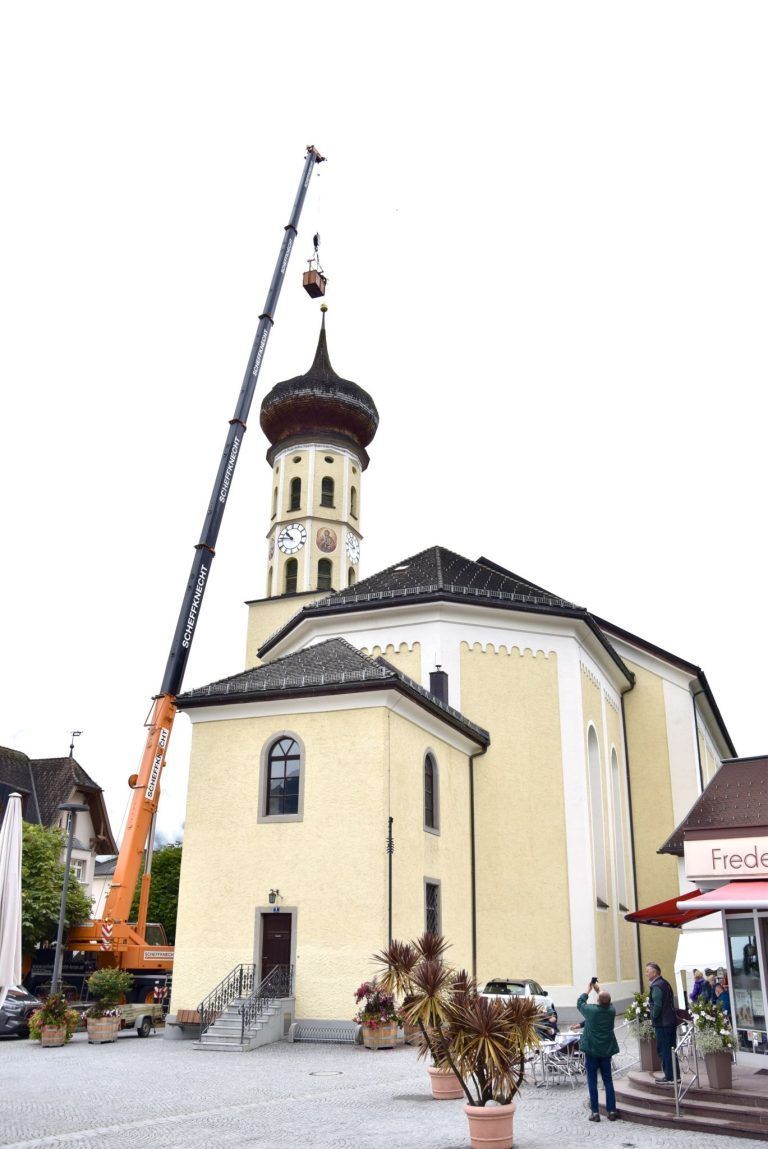Jahrhundertealter Münsterengel wird restauriert: Ein Autokran ermöglichte es der Restauratorin, den Engel vom Turmkreuz abzunehmen.