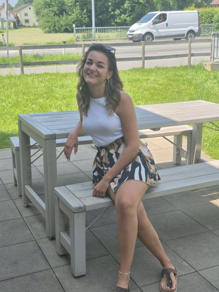 Haarkunst trifft Achtsamkeit: Die attraktive junge Frau erlebte stets neu, dass sich immer wieder Türen auftun.