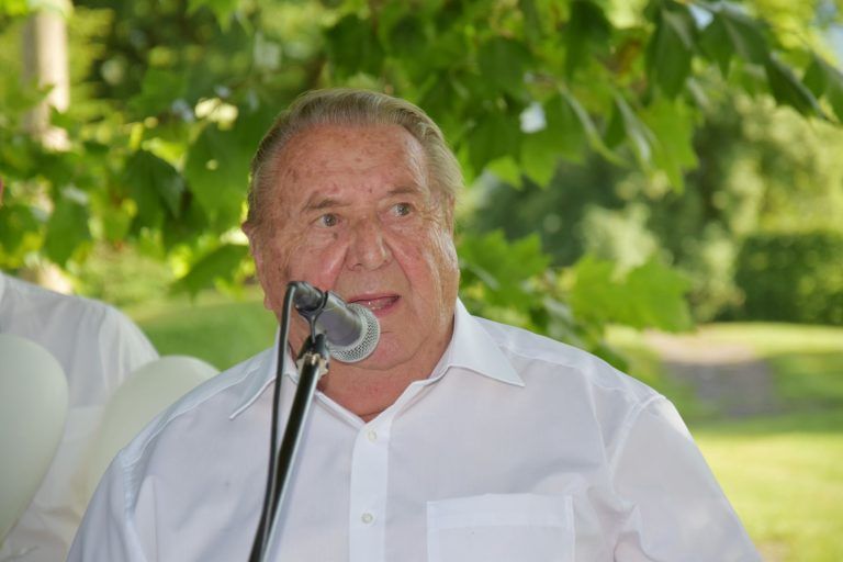 Nachruf auf Kurt Riedmann: Mit Leidenschaft für den Sport und seine Gemeinde: Kurt besaß die Gabe die richtigen Worte zu finden, ob bei politischen Reden oder wie auf dem Bild bei der Hochzeit seines Sohnes Rainer.