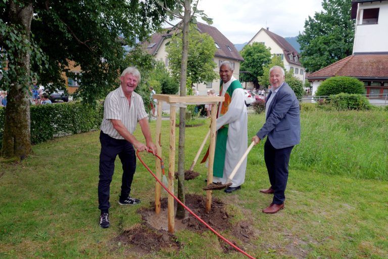 Kreuz, Kugel und Hahn in neuem Glanz: Zum Jubiläum schenkte die Gemeinde Göfis eine Silberlinde für den Pfarrgarten.