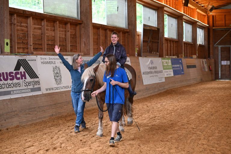 Im Therapiestall des LZH Dornbirn trainieren beeinträchtigte Kinder und Erwachsene mithilfe der Hippotherapie ihre Bewegungsabläufe.
