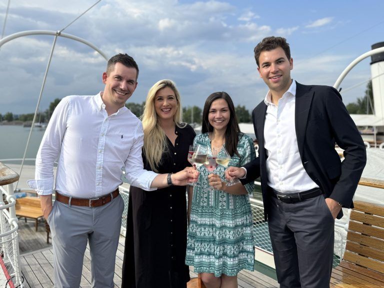 Junge Wirtschaft Vorstandsvorsitzender Alexander Deuring (re.) mit Geschäftsführerin Constanze Reichetzer und den Vorständen Linda Meixner und Fabio Buzzi beim Sommerfest auf der MS Oesterreich.