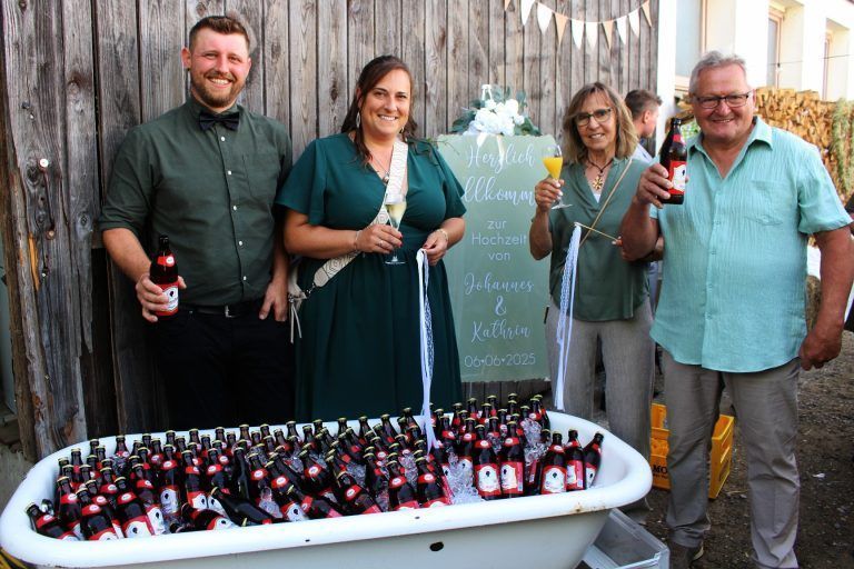 Mit Traktoren-Armada in den Hafen der Ehe: Manche mögen’s lieber „rustikal“ – sie durften sich statt an der Theke mit Begrüßungs-Prosecco an der Bier-Badewanne bedienen.