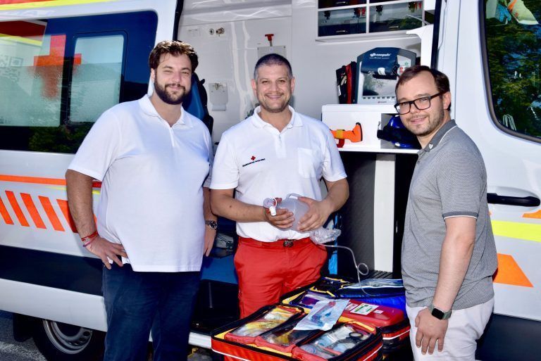 Starkes Zeichen für gelebte Gemeinschaft und Solidarität: StR Cenk Dogan, Simon Hagen (Rotes Kreuz) und StR Andreas Fritz-Wachter, v. l.