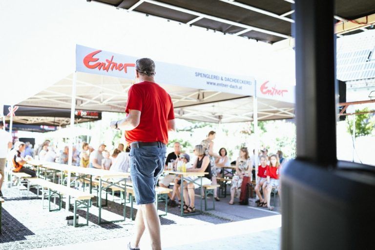 90 Jahre Schaufel-Siedlung: Ein Fest der Gemeinschaft und Geschichte: Moderator Markus Senekowitsch sorgte für gute Unterhaltung.