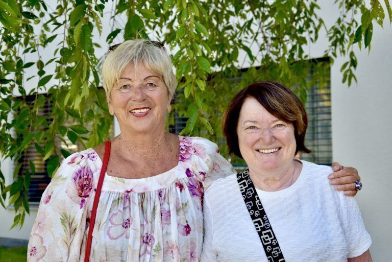 Starkes Zeichen für gelebte Gemeinschaft und Solidarität: Helga Marzluf (l.) und Reinelde Zimmermann.