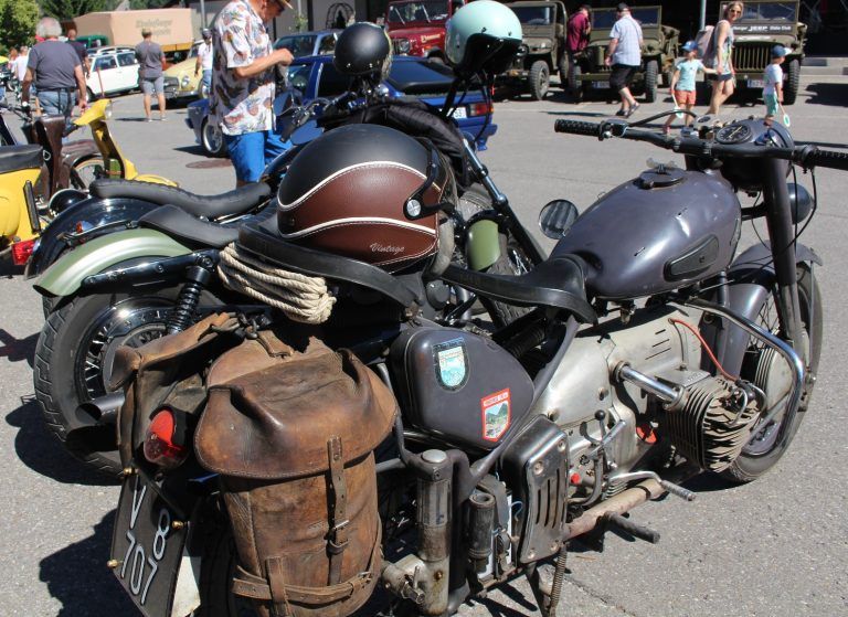 Käfer aus Mexiko & Motor-Bike aus Indien: Weißes V-Kennzeichen auf schwarzem Grund, uralte lederne Satteltaschen – ein eindeutiges Indiz für ein Oldtimer-Motorrad.