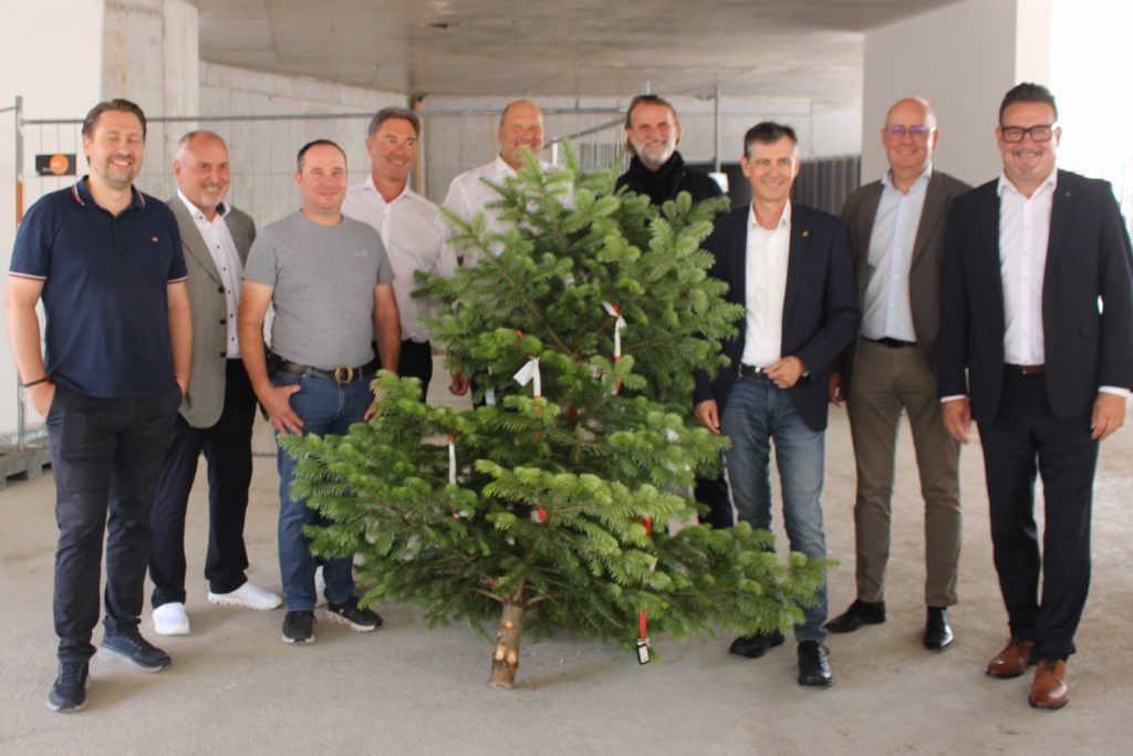 Vom Raiba-Projekt grüßt der Firstbaum 