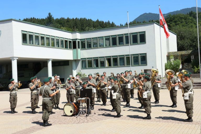 "Kämpfen können um nicht kämpfen zu müssen": Partystimmung durch das Konzert der Militärmusik.