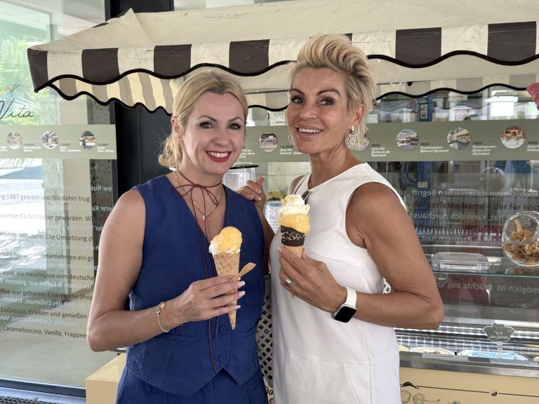 Eisgenuss und Kultur: Tanja Nachbaur und Violetta D'Alberto (Antenne Vorarlberg).