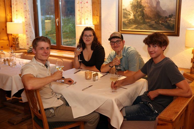 "Heldenhüpferei" im Auer "Adler" : Valentin Bringmann, Larissa Muxel, Elias Metzler und Julian Feurstein.