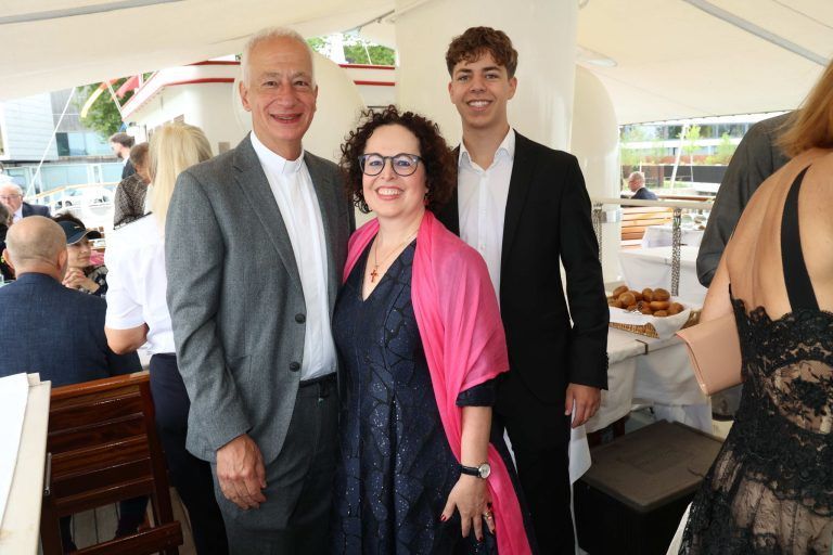 Bodenseeerlebnis für Prominenz: Michael Landau (Caritas), BR Christine Schwarz-Fuchs mit Sohn Emil.