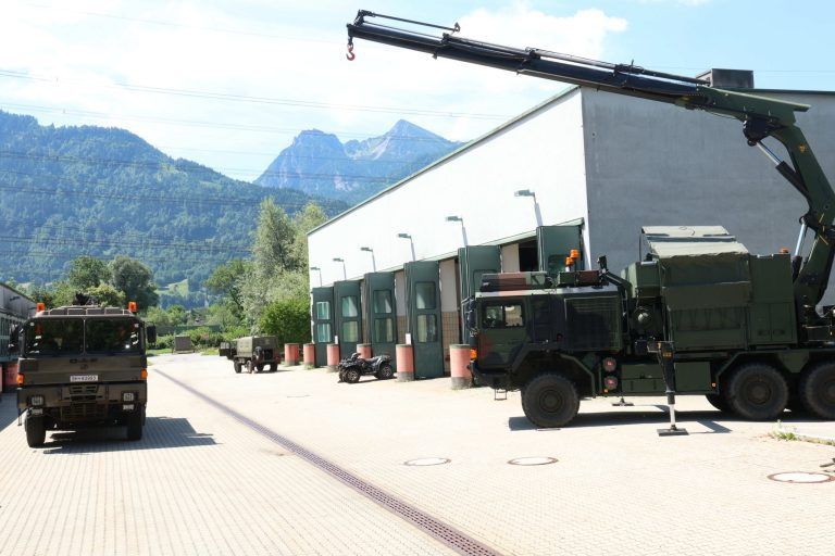 "Kämpfen können um nicht kämpfen zu müssen": Großfahrzeugebereich mit Mechanikergaragen.