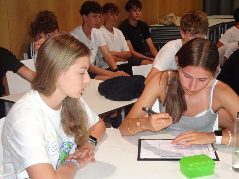 Pfeifen statt nur kicken: Am Schluss konnten sich die Teilnehmer eintragen, damit sie für mögliche Schiedsrichtereinsätze kontaktiert werden können.