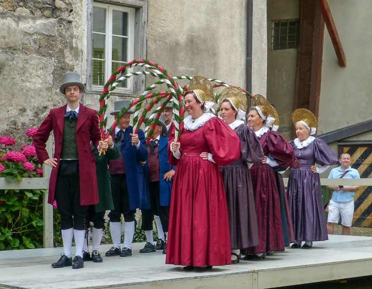 Brauchtum trifft auf Biedermeier-Romantik in der Oberstadt: Die Trachtengruppe Bregenz beim Tanzen des Kronentanzes