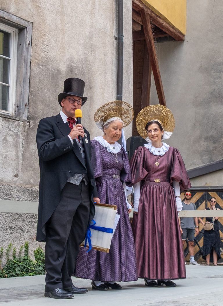 Brauchtum trifft auf Biedermeier-Romantik in der Oberstadt: Norbert Näf, Präsident des Vereins Biedermeier Heiden und die Moderatorinnen der Veranstaltung Erika Gobbi und Carmen Vallazza von der Trachtengruppe Bregenz