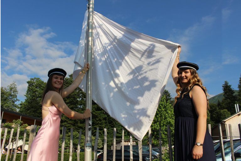 Eine Schule mit starker Strahlkraft: Klassensprecherin Julia Karg (r.) und ihre Stellvertreterin Norea Sanna Gamon hissten die Weiße Fahne als Symbol dafür, das alle die Matura bestanden haben.