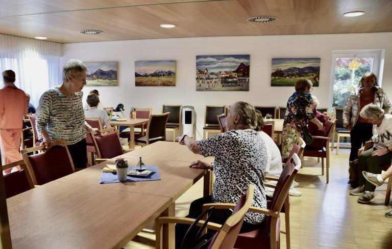 Heimat auf Leinwand : Die Bilder von Ilse Theisen-Blank zieren aktuell die Räumlichkeiten im Pflegeheim Birkenwiese.
