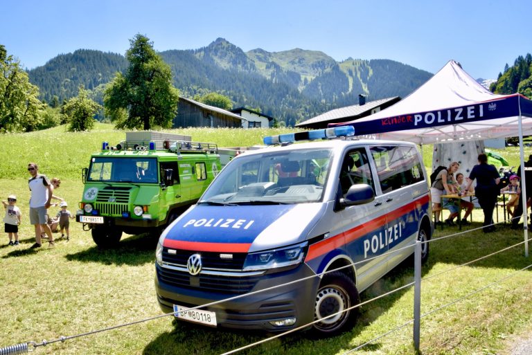 Florianis brennen für die Sicherheit im Dorf: Polizei und Bergrettung stellten sich der Öffentlichkeit vor.