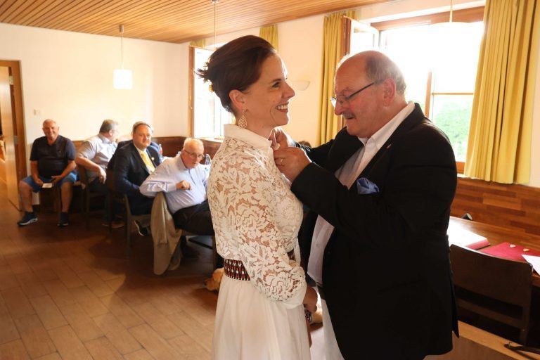 Alte Spendeninitiative für Zukunft gerüstet: RA Christine Reiff bekommt ihr Bruderschaftsabzeichen.