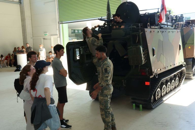 "Kämpfen können um nicht kämpfen zu müssen": Einmal Platz nehmen am Maschinengewehr des Panzers.