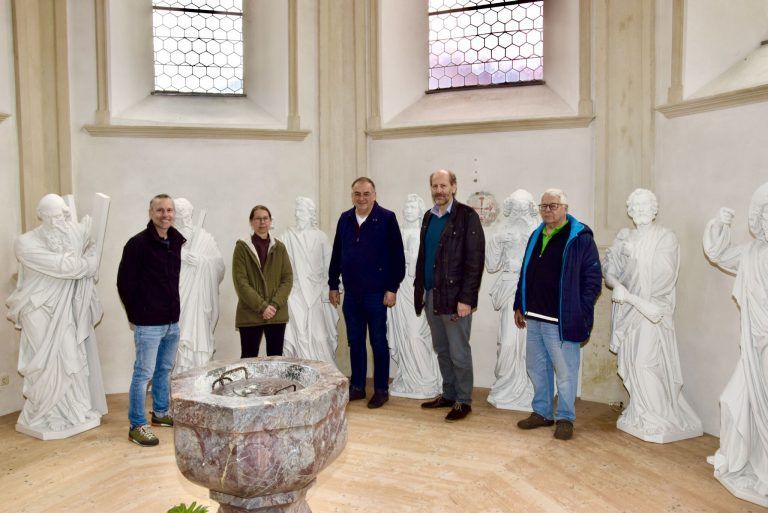 Florian Wöß (Bundesdenkmalamt), Andrea Gökler-Schwarz (Bauamt der Diözese Feldkirch), Pfarrmoderator Hans Tinkhauser sowie Walter Mariacher und Winfried Oss (beide Mitglieder des Tschaggunser Pfarrkirchenrates), v. l. mit den Apostelfiguren in der Pfarr- und Wallfahrtskirche Tschagguns.