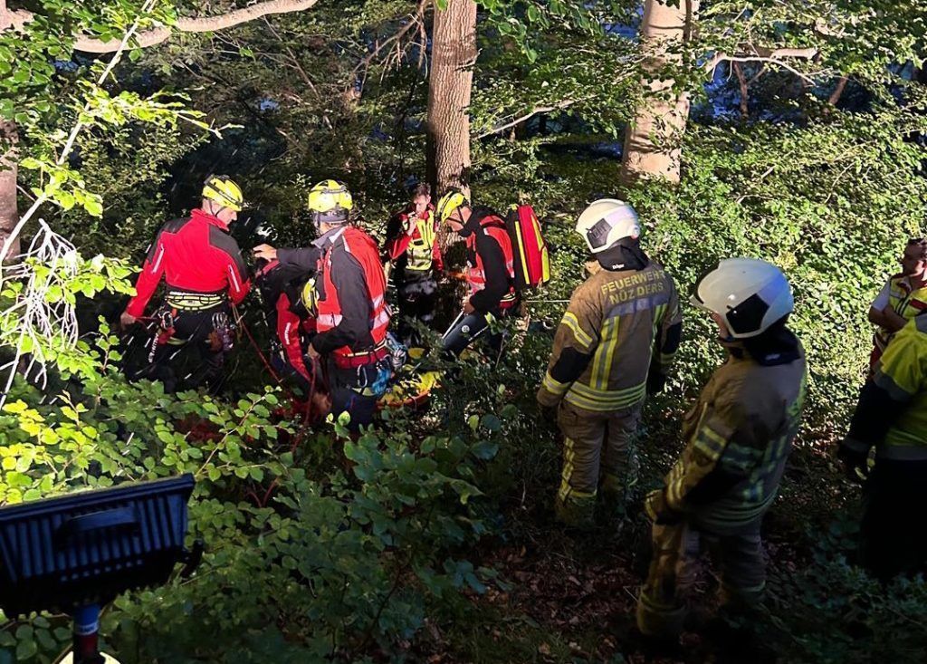 Verletztes Unfallopfer aus dunklem und steilem Waldstück gerettet