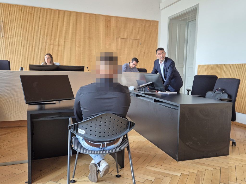 Invaliditätsrentner vor fahrendes Auto gestoßen