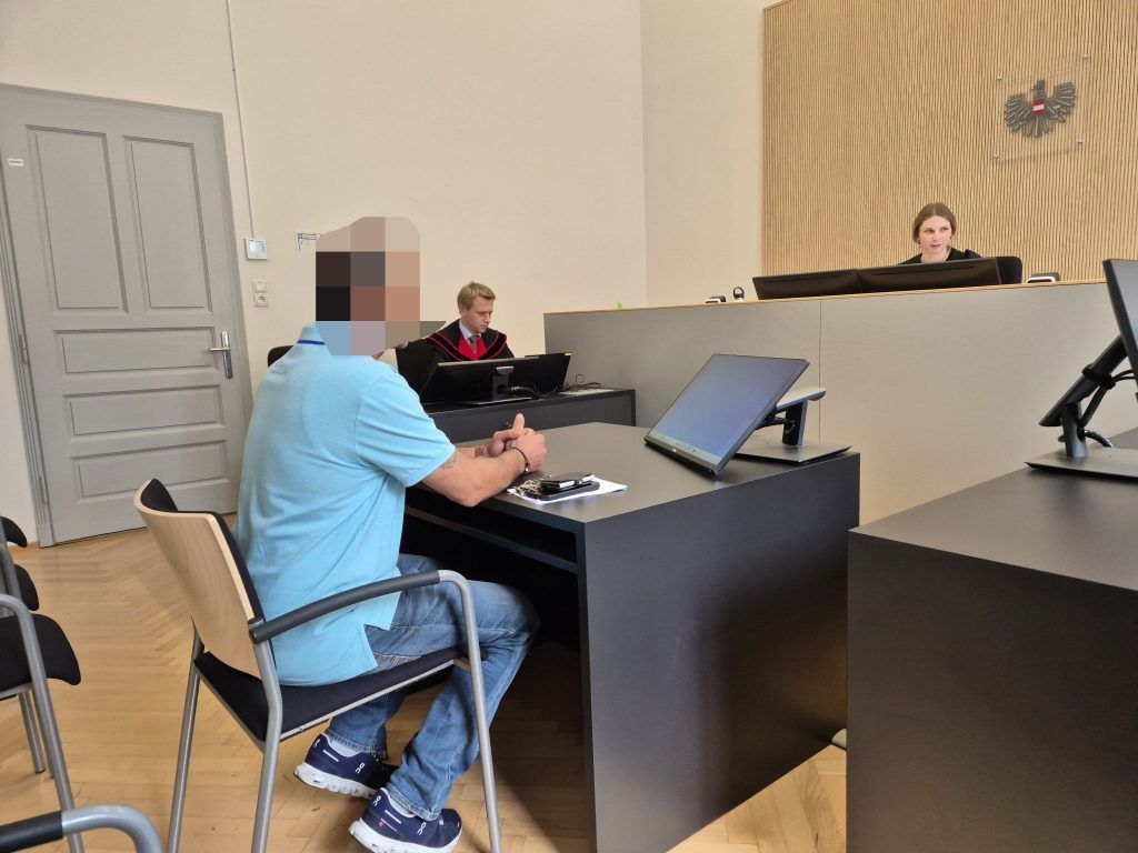 Eifersüchtiger mit Freundin auf der Motorhaube