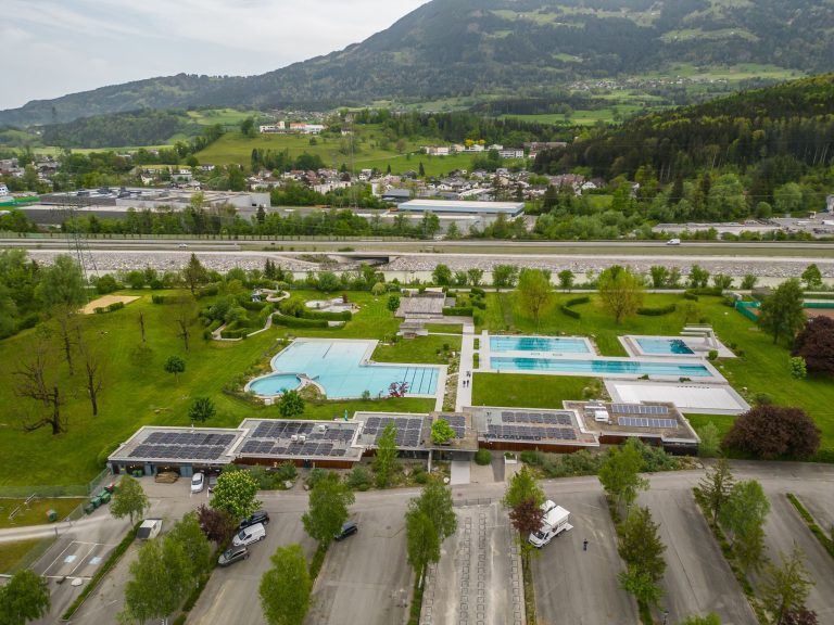 Unfreiwillige Rutschpartie im neuen Hallenbad: "Mehr kann man leider nicht machen"