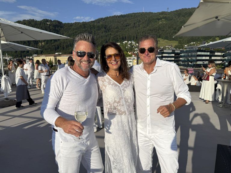 Harald Otti sowie Valerie und Günter Hofer im Sonnenlicht