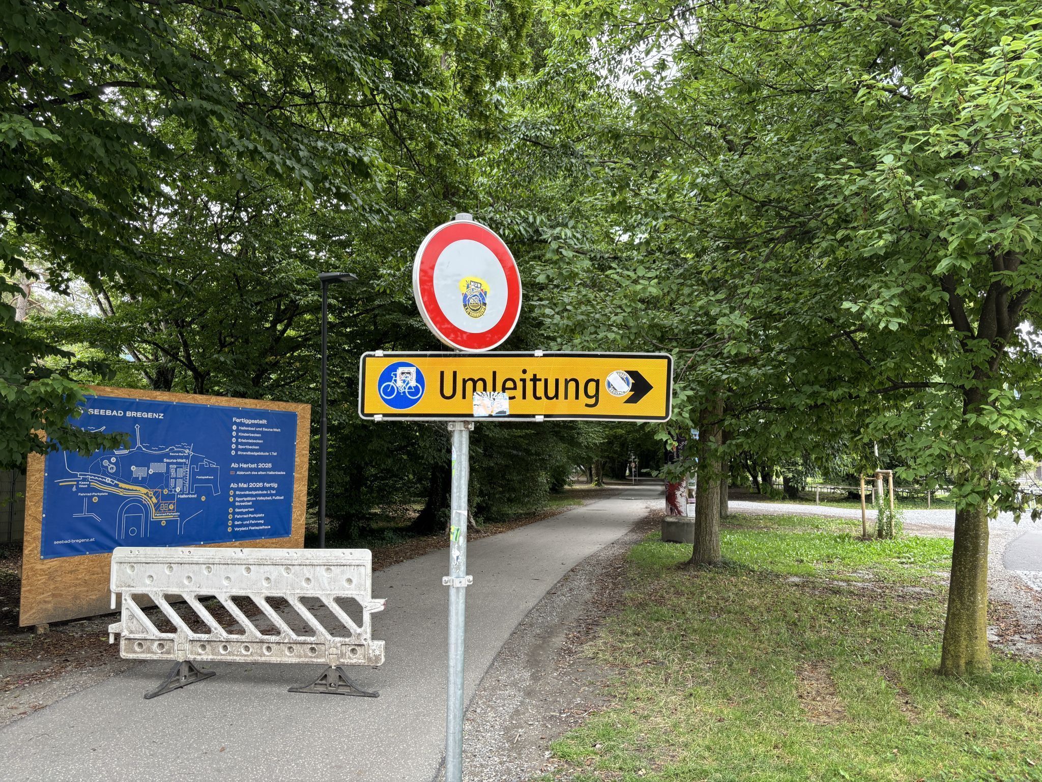 "Es könnte heller und freundlicher sein" - Düsterer Gehweg am Rande des Seebads