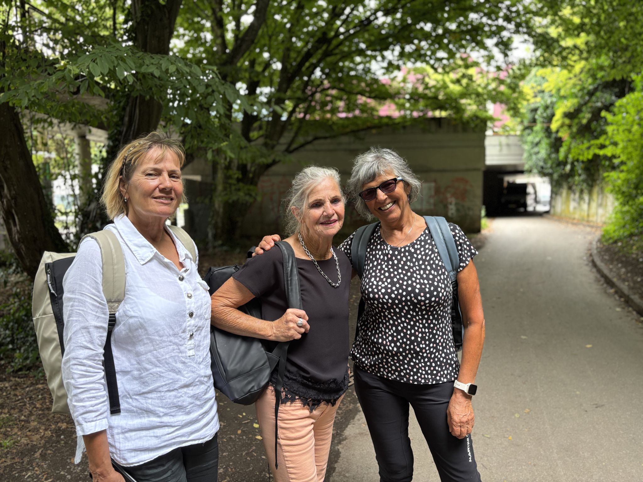 "Es könnte heller und freundlicher sein" - Düsterer Gehweg am Rande des Seebads