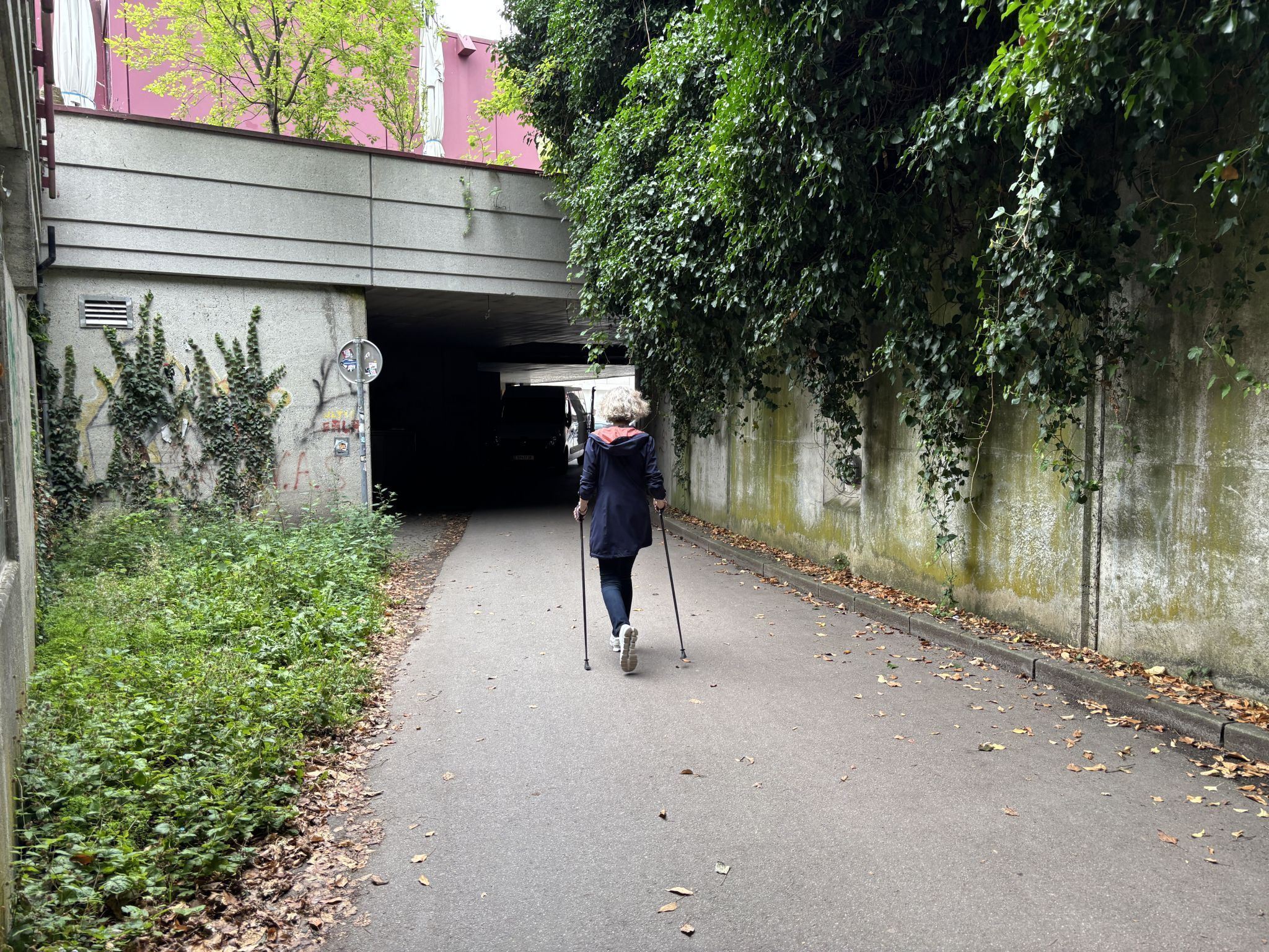 "Es könnte heller und freundlicher sein" - Düsterer Gehweg am Rande des Seebads
