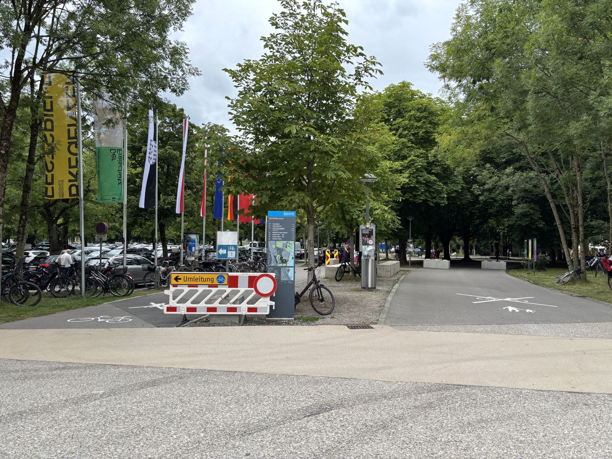 "Es könnte heller und freundlicher sein" - Düsterer Gehweg am Rande des Seebads