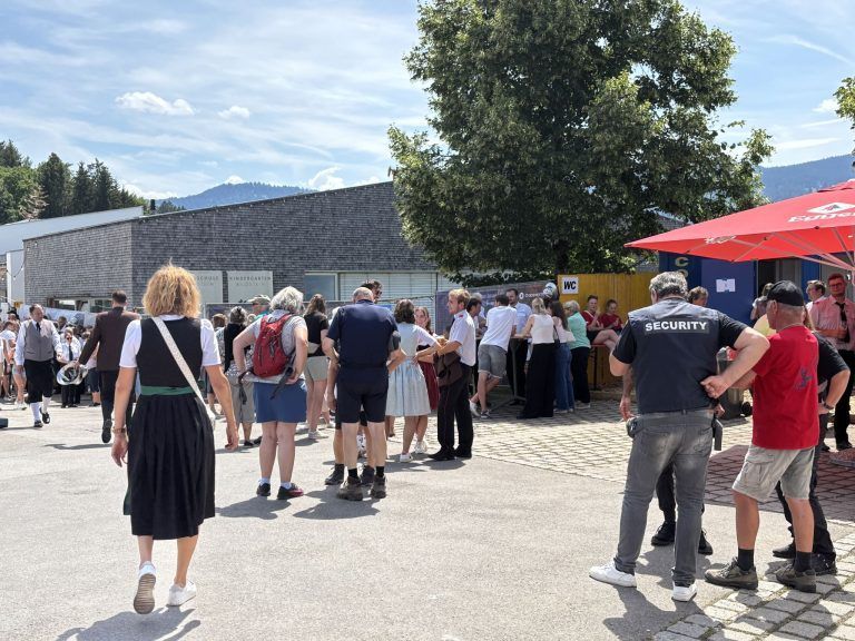Mehrere Anzeigen: Polizei musste auf Bezirksfeuerwehrfest Zelt räumen