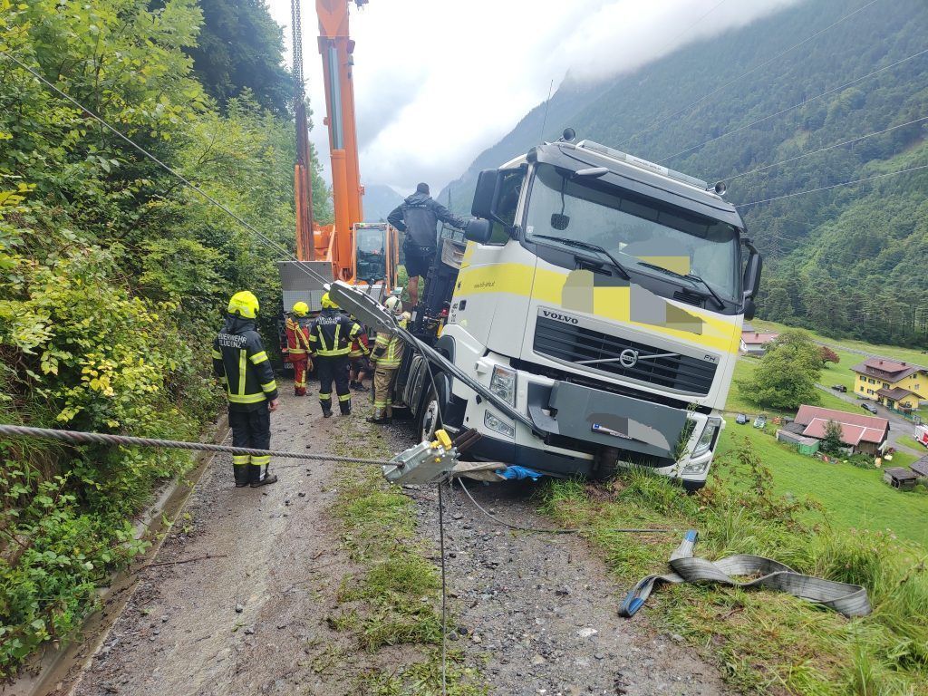 Lkw in gefährlicher Schräglage