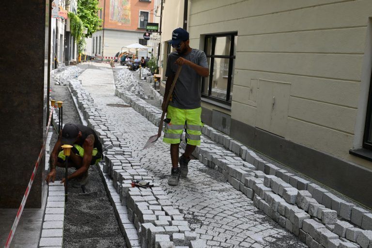Pflasterarbeiten Gymnasiumgasse, Sanierung der ältesten Kanalisation Vorarlbergs
