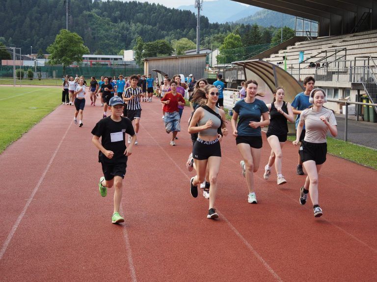 Schüler beim Stundenlauf.JPG