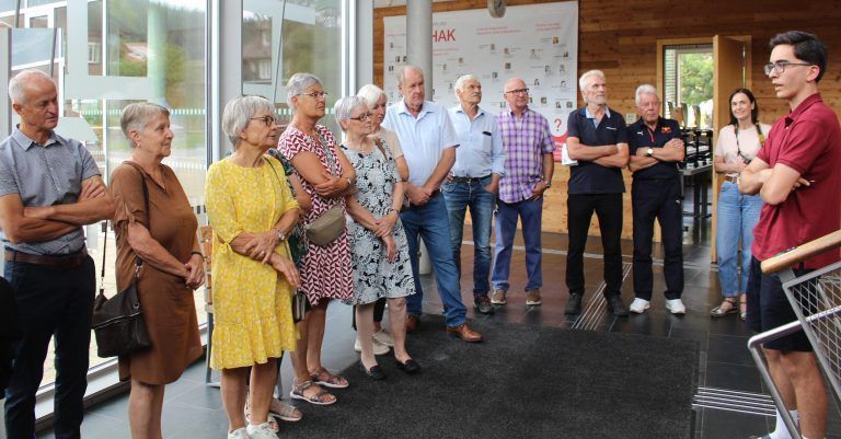 Wiedersehen weckte große Emotionen: Schulsprecher Fabian Stauss (rechts) erläuterte den prominenten Gästen die Besonderheiten der Schule aus Sicht der Lernenden.