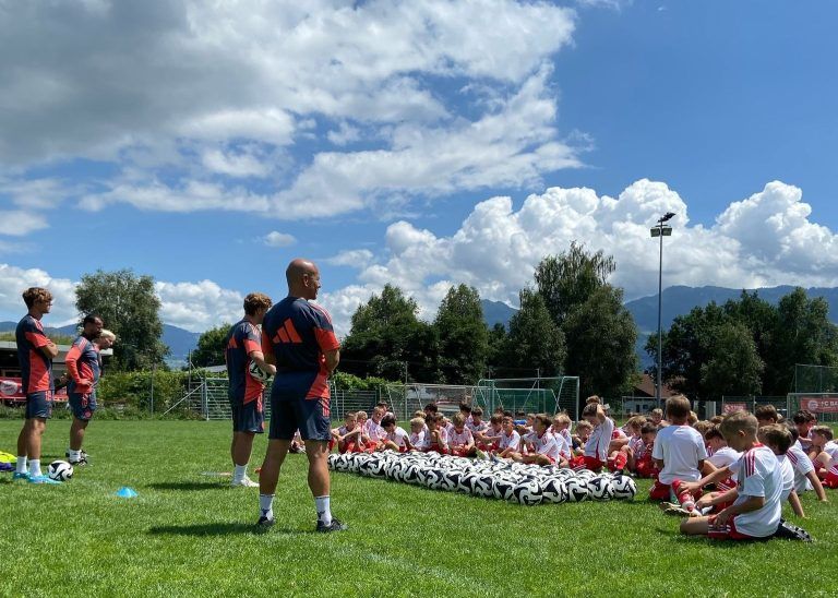 Kicken wie die Bayern: Gebannt lauschten die Teilnehmer den erfahrenen Bayern-Trainern.