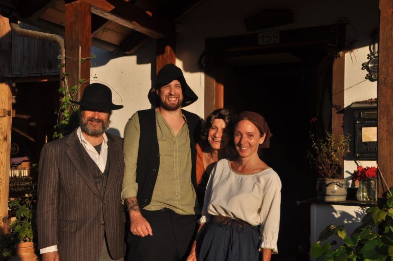 Eine historische Zeitreise für Erwachsene in Ludesch: von li: Robert Matt-Seeger an der Lutz, Fabian Grundner-Ulrich Borg, Brigitte Kaufmann-Katharina Fritsche, Eveline Vonbun-Martin als Antoia Matt (Bildergalerie)