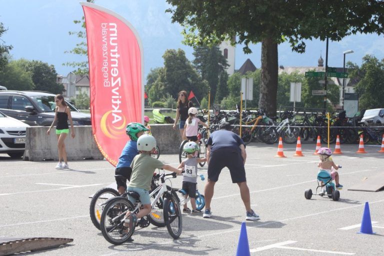 Junge Radfahrer und Promis stellten sich in den Dienst der guten Sache: Geschicklichkeitparcour fand regen Zulauf.