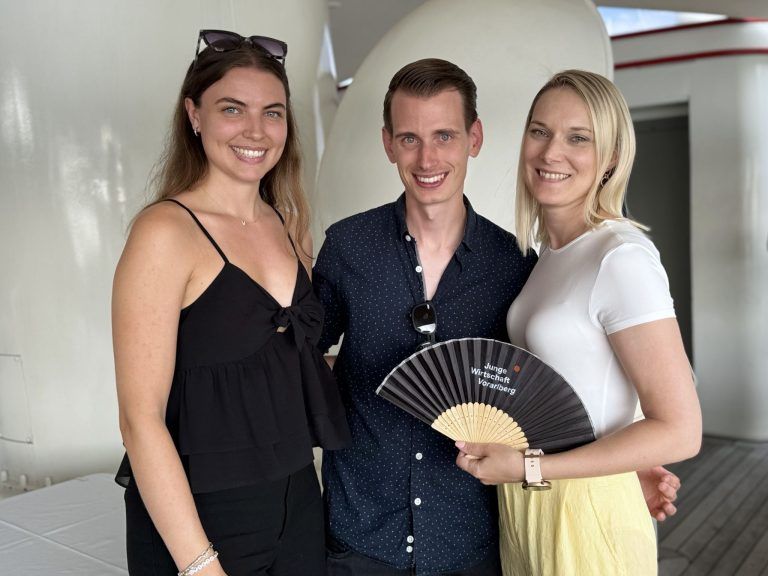 Sonnenuntergang, Salsa und Sliders: Viktoria Bernatzik und Dominic Egger (D2V Performance Marketing) mit Julia Wertl (Effizienz Schmiede).