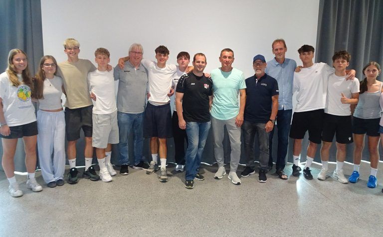 Die Teilnehmerinnen und Teilnehmer des Schiedsrichterkurses am Sportgymnasium Dornbirn sind bereit für ihre ersten Einsätze auf dem Spielfeld.